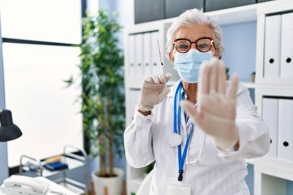 Mulher Sênior Com Cabelos Grisalhos Vestindo Uniforme Médico Máscara Médica — Fotografia de Stock