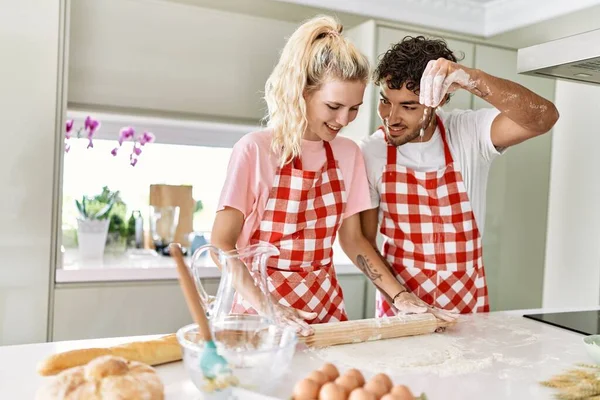 Fiatal Pár Mosolyog Boldog Gyúró Tészta Kezekkel Konyhában — Stock Fotó