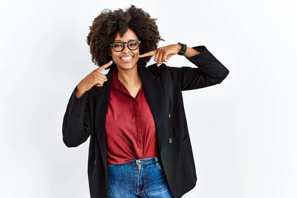 Mujer Afroamericana Con Pelo Afro Vistiendo Chaqueta Negocios Gafas Sonriendo —  Fotos de Stock