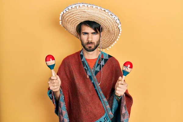 Een Jonge Mexicaanse Man Met Een Mexicaanse Hoed Met Een — Stockfoto