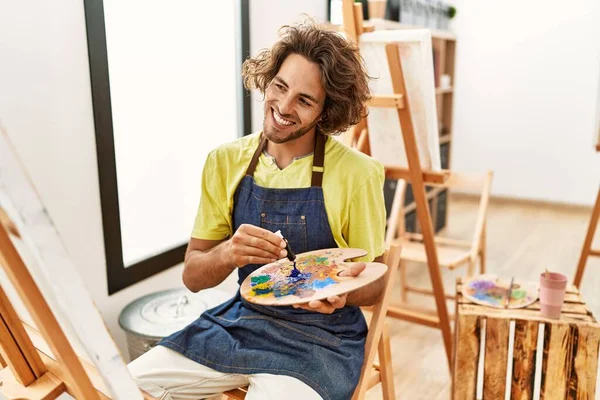 Joven Artista Hispano Sonriendo Feliz Dibujo Estudio Arte — Foto de Stock