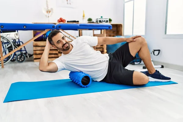 Jonge Latijns Amerikaanse Man Patiënt Glimlachend Vol Vertrouwen Met Back — Stockfoto