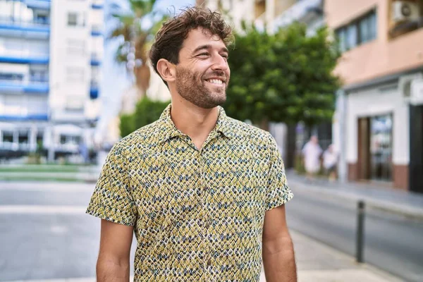 Jovem Hispânico Sorrindo Confiante Andando Rua — Fotografia de Stock