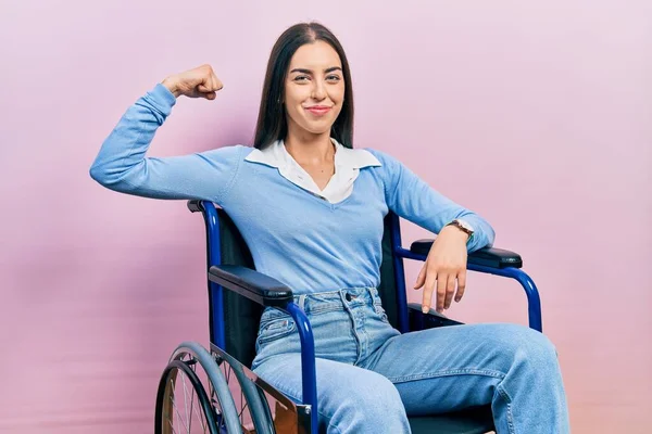 Schöne Frau Mit Blauen Augen Sitzt Rollstuhl Starke Person Zeigt — Stockfoto