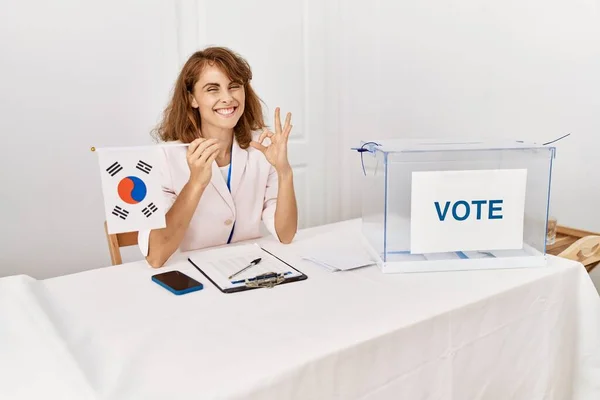 Красивая Кавказская Женщина Выборах Политической Кампании Держа Флаг Южной Кореи — стоковое фото