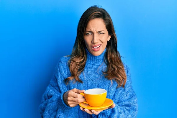 Bir Fincan Kahve Içen Genç Latin Kadın Bilgisiz Kafası Karışık — Stok fotoğraf