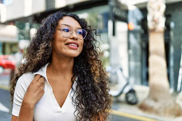 Ung Latinamerikansk Flicka Ler Lycklig Stående Vid Staden — Stockfoto