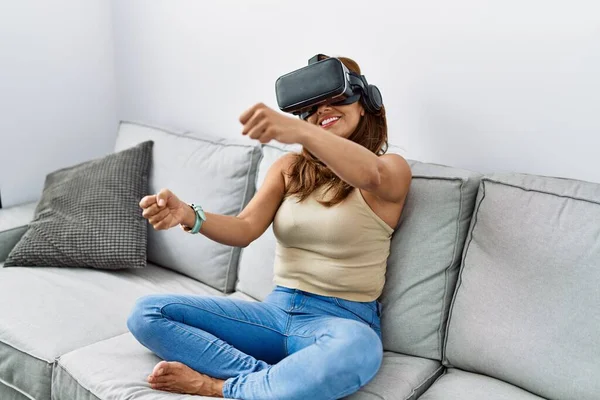 Jovem Mulher Latina Jogando Videogame Usando Óculos Realidade Virtual Casa — Fotografia de Stock