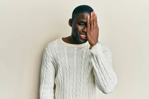 Jeune Homme Afro Américain Portant Des Vêtements Décontractés Couvrant Oeil — Photo