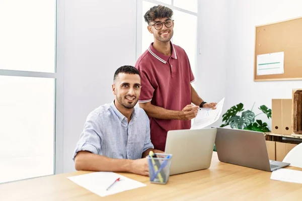 Zwei Geschäftsleute Lächeln Zufrieden Büro — Stockfoto
