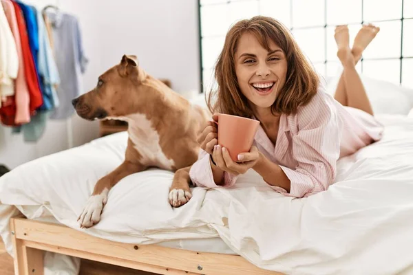 Joven Mujer Caucásica Bebiendo Café Acostado Cama Con Perro Dormitorio —  Fotos de Stock