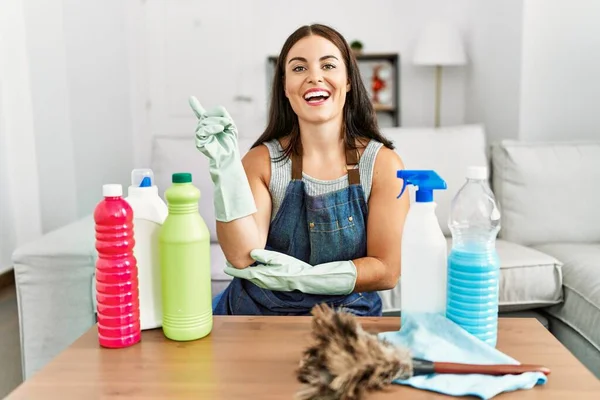 Młoda Brunetka Ubrana Czystszy Fartuch Rękawiczki Sprzątające Domu Dużym Uśmiechem — Zdjęcie stockowe