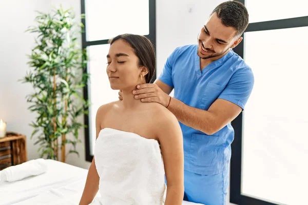 Latino Hombre Mujer Vistiendo Uniforme Fisioterapia Teniendo Sesión Rehabilitación Masajeando —  Fotos de Stock