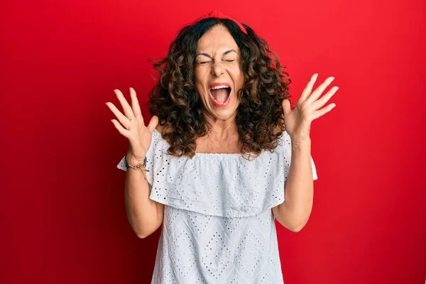 Donna Ispanica Mezza Età Indossa Abiti Casual Che Celebrano Pazzo — Foto Stock