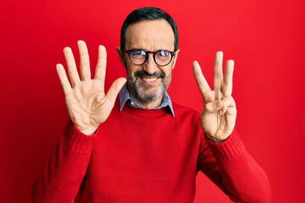 Homem Hispânico Meia Idade Vestindo Roupas Casuais Óculos Mostrando Apontando — Fotografia de Stock