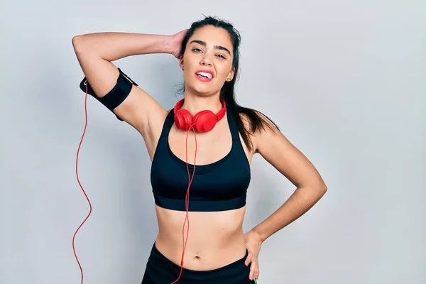 Menina Hispânica Jovem Vestindo Roupas Ginástica Usando Fones Ouvido Confundir — Fotografia de Stock
