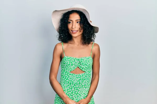 Menina Latina Usando Chapéu Verão Olhando Para Lado Com Sorriso — Fotografia de Stock