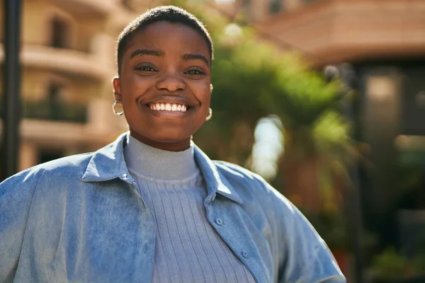 Młoda Afrykańska Kobieta Uśmiecha Się Szczęśliwa Stojąc Mieście — Zdjęcie stockowe