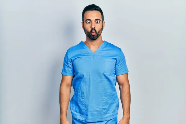 Όμορφος Ισπανός Γενειάδα Που Φοράει Μπλε Στολή Νοσοκόμας Που Κάνει — Φωτογραφία Αρχείου