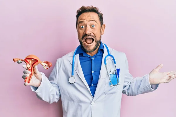 Middelbare Leeftijd Gynaecoloog Man Met Anatomisch Model Van Vrouwelijke Genitale — Stockfoto
