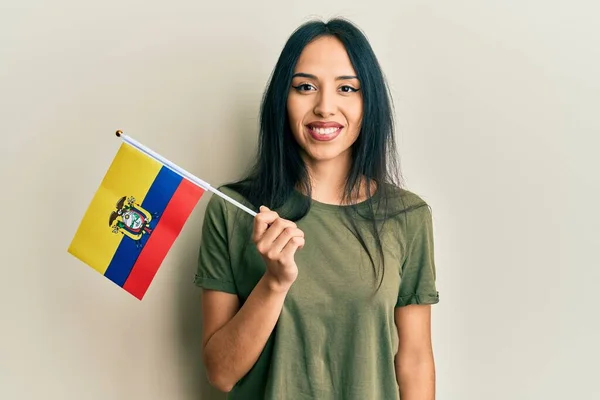 Młoda Latynoska Dziewczyna Trzyma Flagę Ecuador Patrząc Pozytywnie Szczęśliwie Stojąc — Zdjęcie stockowe