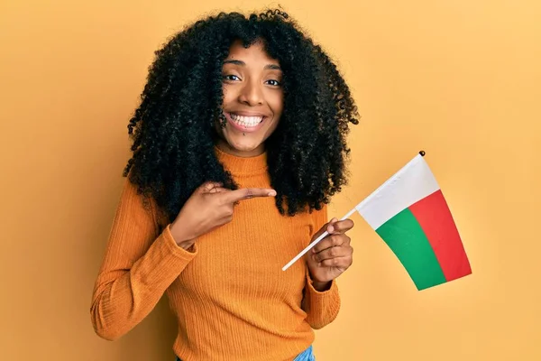 Afro Saçlı Afro Amerikalı Kadın Elinde Madagaskar Bayrağı Tutarken Mutlu — Stok fotoğraf