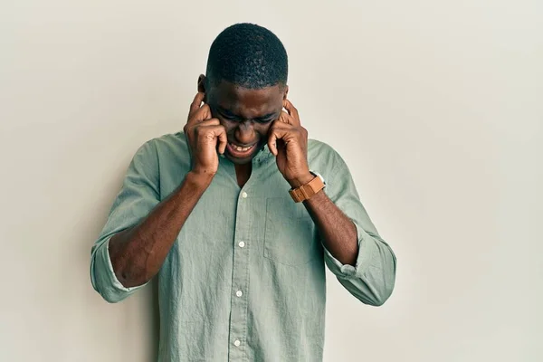 Mladý Afroameričan Neformálním Oblečení Zakrývajícím Uši Prsty Otráveným Výrazem Pro — Stock fotografie