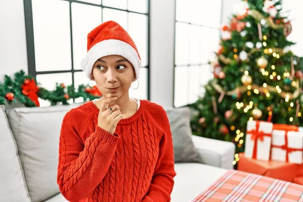 Young Hispanic Woman Short Hair Wearing Christmas Hat Sitting Sofa — Foto Stock