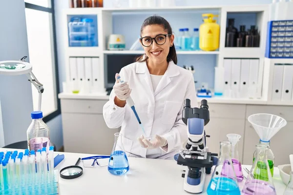 Mujer Hispana Joven Vistiendo Uniforme Científico Usando Pipeta Trabajando Laboratorio — Foto de Stock