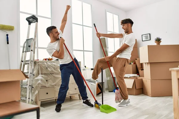 Dwóch Hiszpanów Sprzątających Tańczących Nowym Domu — Zdjęcie stockowe