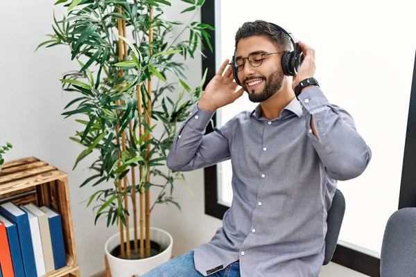 Jonge Arabier Die Naar Muziek Luistert Zittend Een Stoel Wachtkamer — Stockfoto