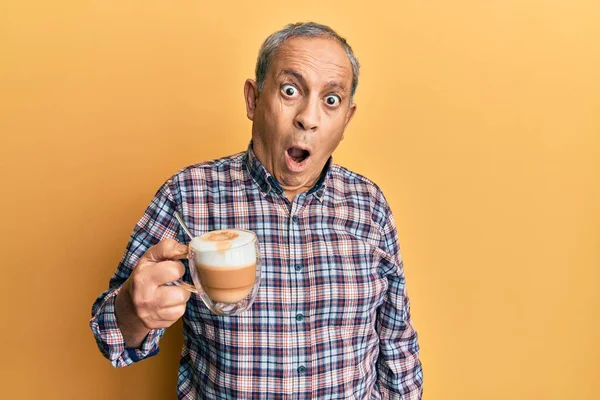 Stilig Senior Man Med Grått Hår Dricker Kopp Kaffe Chockansikte — Stockfoto