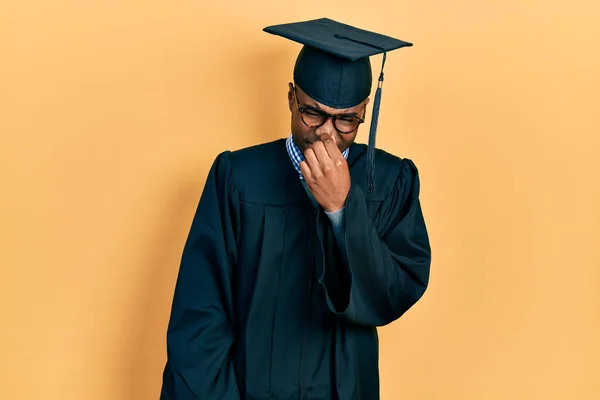 졸업식 모자를 예복을 아프리카 미국인 남자는 손가락을 수없는 악취가 역겨운 — 스톡 사진