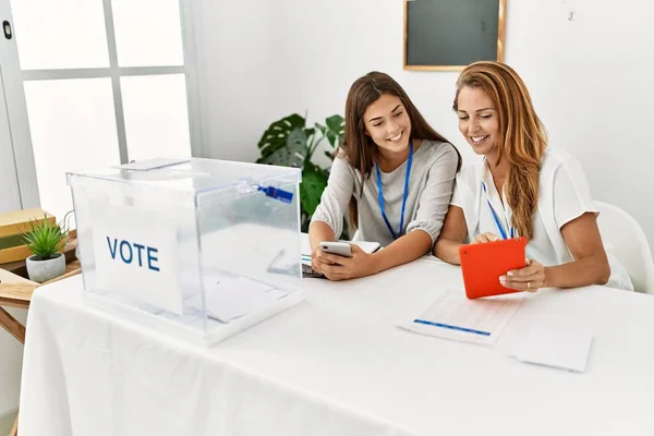 Madre Hija Sonriendo Confiadas Usando Touchpad Trabajando Colegio Electoral —  Fotos de Stock