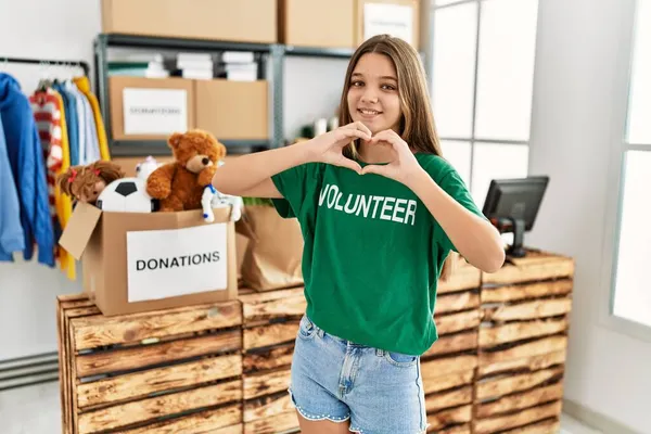 Menina Adorável Vestindo Uniforme Voluntário Fazendo Símbolo Coração Com Mãos — Fotografia de Stock