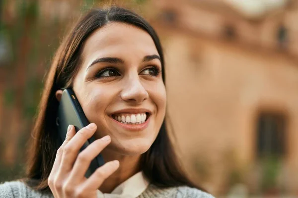 Joven Mujer Hispana Sonriendo Feliz Hablando Smartphone Ciudad —  Fotos de Stock