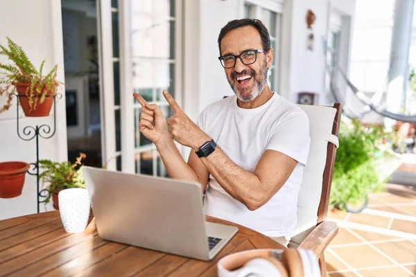 Mann Mittleren Alters Mit Computer Laptop Hause Lächelt Und Blickt — Stockfoto