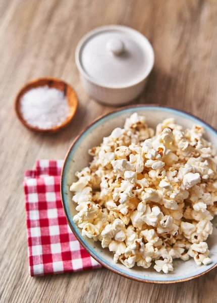 Ciotola Popcorn Salati Una Superficie Legno — Foto Stock