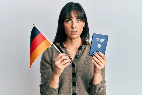 Młoda Latynoska Kobieta Niemiecką Flagą Paszportem Zrelaksowana Poważnym Wyrazem Twarzy — Zdjęcie stockowe