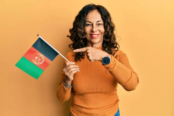 Middelbare Leeftijd Spaanse Vrouw Met Afghaanse Vlag Glimlachend Blij Wijzend — Stockfoto