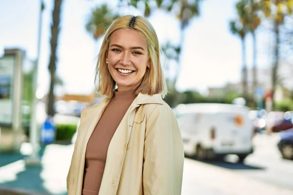 Joven Chica Rubia Sonriendo Feliz Pie Ciudad —  Fotos de Stock