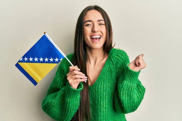 Jong Latijns Amerikaans Meisje Met Bosnia Hier Vina Vlag Schreeuwen — Stockfoto