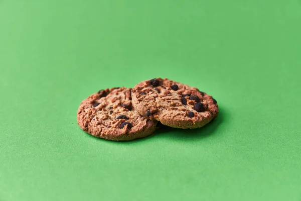 Deliciosos Biscoitos Chocolate Fundo Verde — Fotografia de Stock