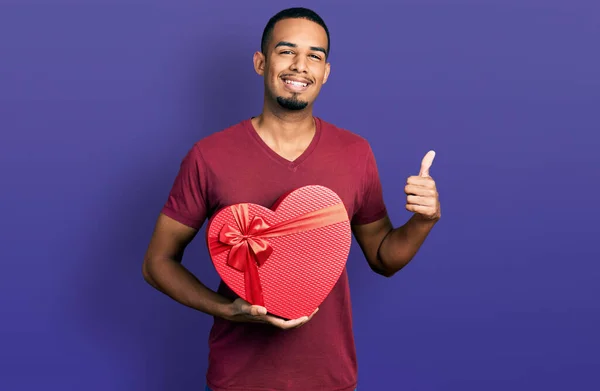 Jonge Afro Amerikaanse Man Met Valentijn Geschenk Glimlachend Gelukkig Positief — Stockfoto