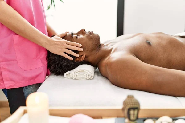 Ung Afrikansk Amerikansk Man Som Har Ansiktsmassage Skönhetscentret — Stockfoto