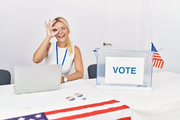 Mujer Caucásica Joven Las Elecciones Campaña Política América Haciendo Buen —  Fotos de Stock