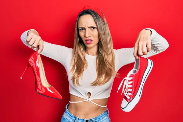 Mulher Hispânica Bonita Escolhendo Sapatos Salto Alto Tênis Sem Noção — Fotografia de Stock