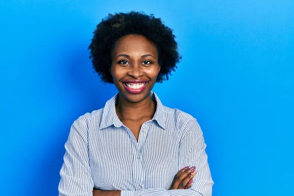 Mujer Afroamericana Joven Vistiendo Ropa Casual Cara Feliz Sonriendo Con —  Fotos de Stock