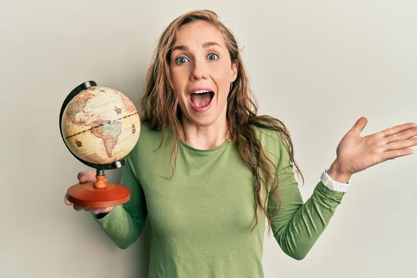 Ung Blond Kvinna Som Håller Vintage Världen Boll Firar Prestation — Stockfoto