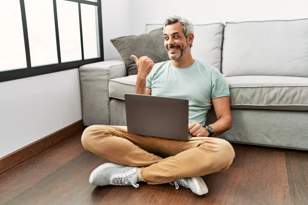 Middle Age Hispanic Man Using Laptop Sitting Floor Living Room — Stok fotoğraf